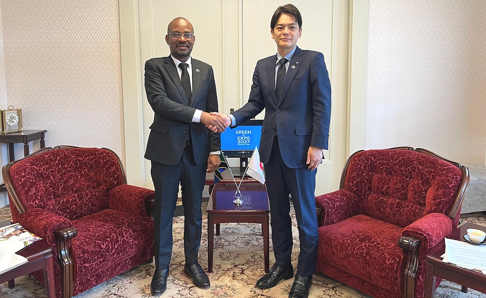 Balozi Anderson Mutatembwa, kwenye picha ya pamoja na Meya wa Jiji la Yokohama, Mheshimiwa Takeharu Yamanaka (Ph.D), mara baada ya mazungumzo yaliyolenga kuimarisha ushirikiano kati ya Jiji la Yokohama na Tanzania kupitia Jiji la Dar es Salaam.