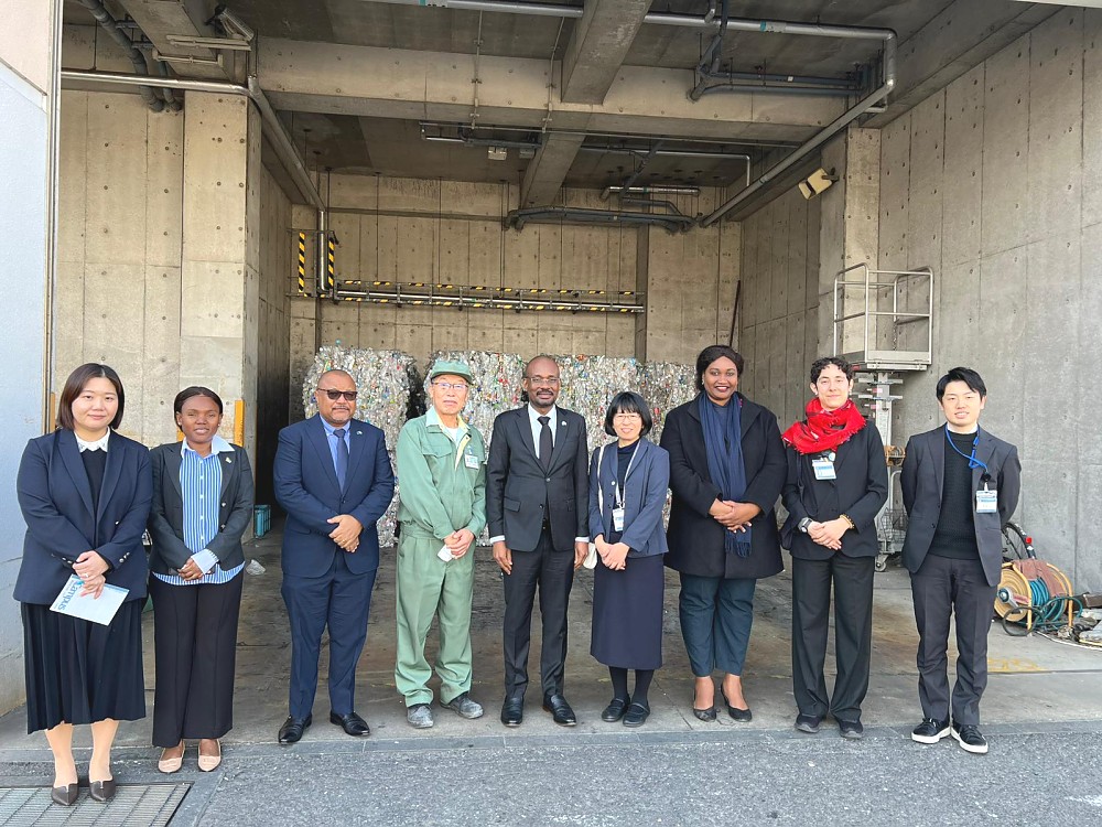 Mheshimiwa Anderson Mutatembwa kwenye picha ya pamoja na wawakilishi wa Kiwanda cha Kuchakata na Kuteketeza Taka cha Kanazawa kinachosimamiwa na Ofisi ya Jiji la Yokohama.