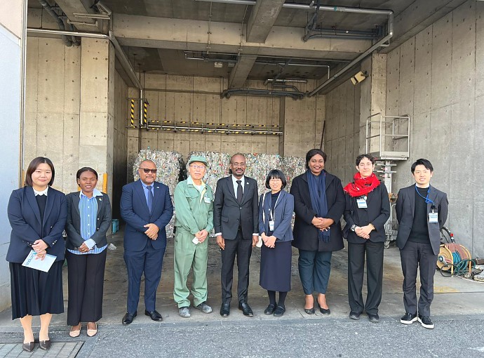 Mheshimiwa Anderson Mutatembwa kwenye picha ya pamoja na wawakilishi wa Kiwanda cha Kuchakata na Kuteketeza Taka cha Kanazawa kinachosimamiwa na Ofisi ya Jiji la Yokohama.