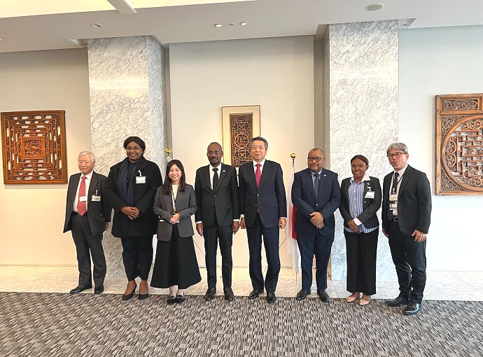 Balozi Anderson Mutatembwa, alipotembelea Makao Makuu ya JGC Corporation jijini Yokohama na kuwa na mazungumzo na Makamu wa Rais wa Kampuni hiyo, Bw. Koji Sakurai.