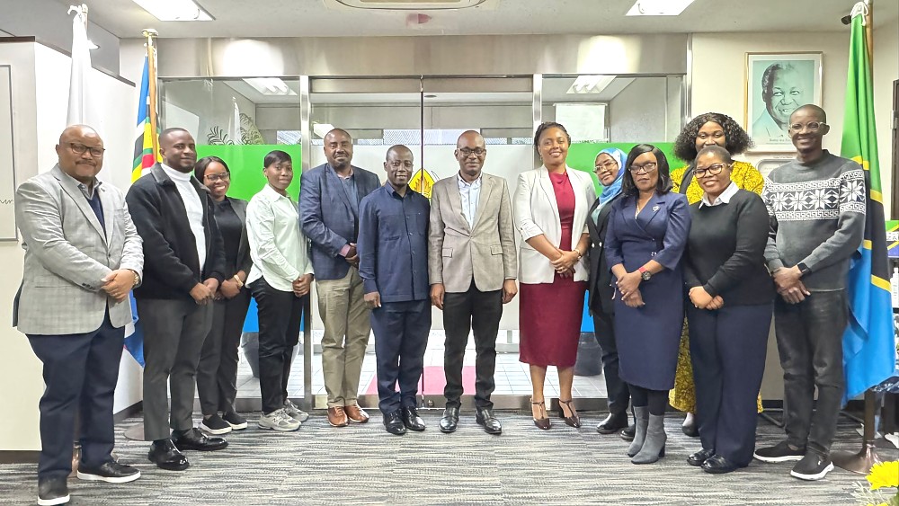 Balozi Anderson Mutatembwa kwenye picha ya pamoja na Ujumbe wa Tanzania uliopo nchini Japan kwa majadiliano ya Mkataba wa Uwekezaji (Bilateral Investment Treaty – BIT) kati ya Jamhuri ya Muungano wa Tanzania na Japan.