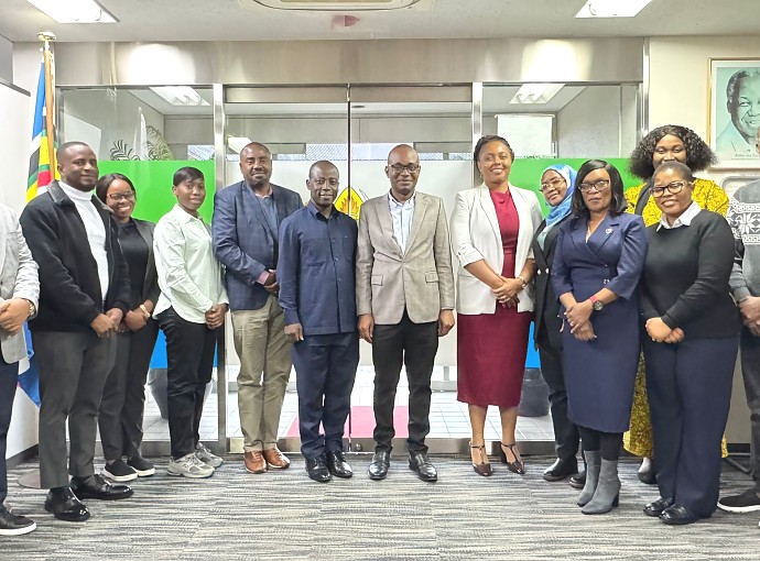 Balozi Anderson Mutatembwa kwenye picha ya pamoja na Ujumbe wa Tanzania uliopo nchini Japan kwa majadiliano ya Mkataba wa Uwekezaji (Bilateral Investment Treaty – BIT) kati ya Jamhuri ya Muungano wa Tanzania na Japan.