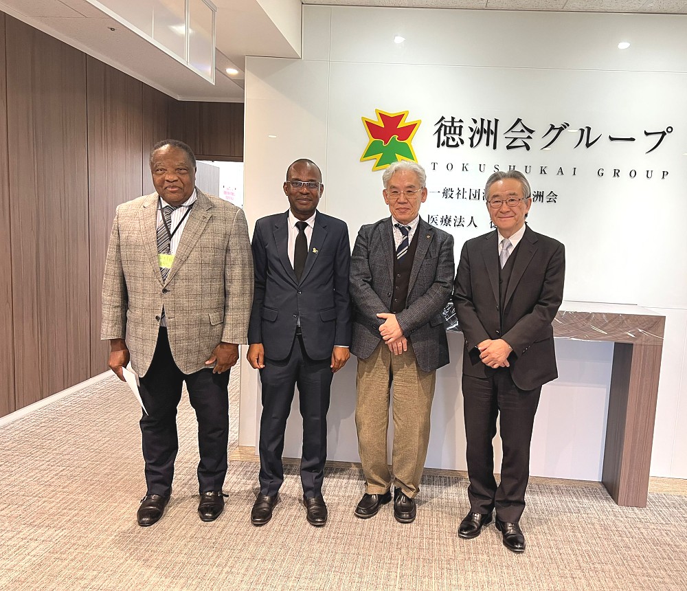 Mheshimiwa Balozi Anderson Mutatembwa kwenye picha ya pamoja na Mwenyekiti wa Bodi ya Wakurugenzi wa TOKUSHUKAI Medical Group, Bw. Higashiue Shinichi, na wawakilishi wengine wa TOKUSHUKAI