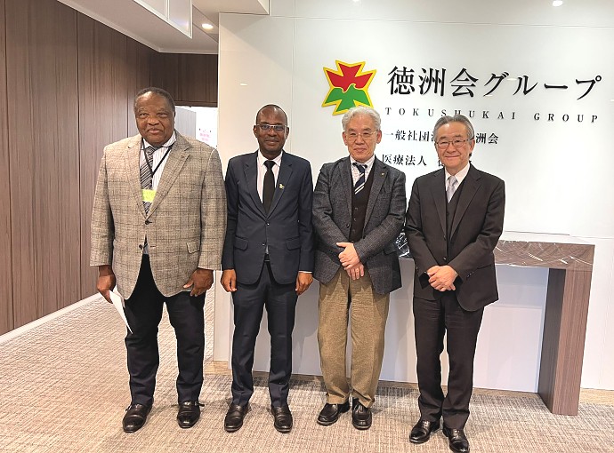 Mheshimiwa Balozi Anderson Mutatembwa kwenye picha ya pamoja na Mwenyekiti wa Bodi ya Wakurugenzi wa TOKUSHUKAI Medical Group, Bw. Higashiue Shinichi, na wawakilishi wengine wa TOKUSHUKAI