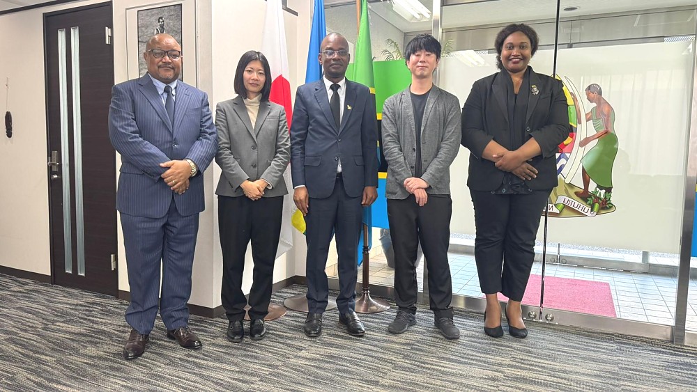 Balozi Anderson Mutatembwa kwenye picha ya pamoja na mwakilishi wa Kampuni ya WATATU, inayoendeshwa na wajapani watatu waliojitolea nchini Tanzania kupitia Mpango wa JICA.