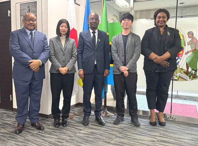 Balozi Anderson Mutatembwa kwenye picha ya pamoja na mwakilishi wa Kampuni ya WATATU, inayoendeshwa na wajapani watatu waliojitolea nchini Tanzania kupitia Mpango wa JICA.