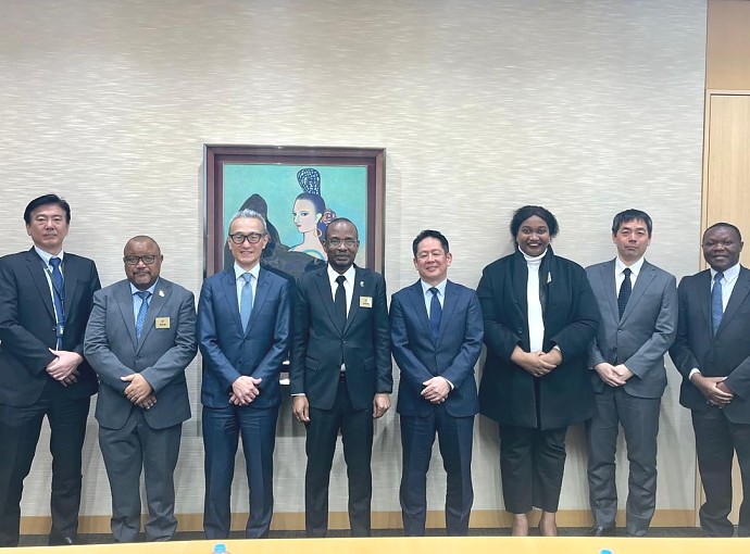 Mheshimiwa Balozi Anderson Mutatembwa na Bw. Shinichiro Otsuka, Mkurugenzi Mkuu wa Uendeshaji wa Toyota Tsusho Corporation wakiwa kwenye picha ya pamoja na watendaji wengine wa TOYOTA TSUSHO na UBALOZI.