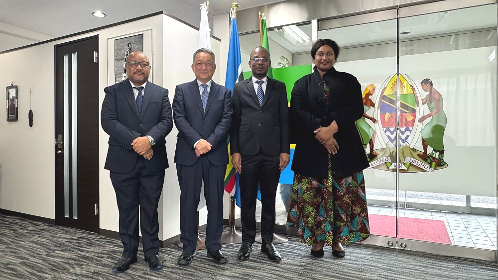 Mheshimiwa Balozi Anderson Mutatembwa na Bw. Shigeki Komatsubara, Mkurugenzi Mkaazi wa United Nations Development Programme (UNDP) nchini Tanzania, alipotembelea Ubalozini jijini Tokyo.