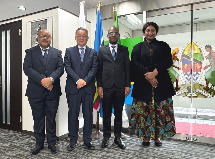 Mheshimiwa Balozi Anderson Mutatembwa na Bw. Shigeki Komatsubara, Mkurugenzi Mkaazi wa United Nations Development Programme (UNDP) nchini Tanzania, alipotembelea Ubalozini jijini Tokyo.