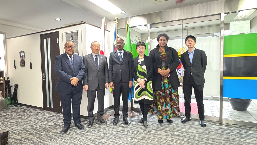 Mheshimiwa Balozi Anderson Mutatembwa kwenye picha ya pamoja na Ujumbe wa Kampuni ya Tanzaniaphilia, ulipotembelea Ubalozini, Tokyo.