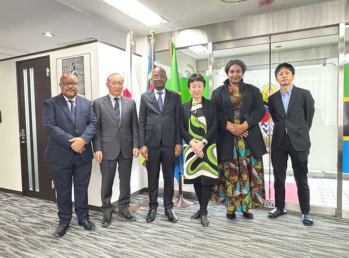 Mheshimiwa Balozi Anderson Mutatembwa kwenye picha ya pamoja na Ujumbe wa Kampuni ya Tanzaniaphilia, ulipotembelea Ubalozini, Tokyo.