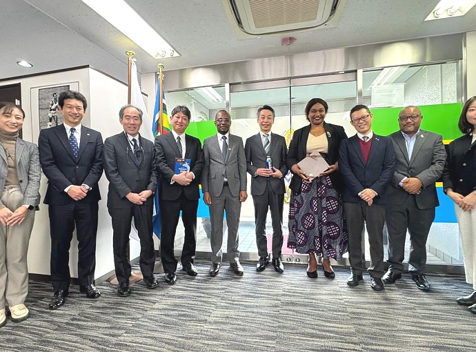 Mheshimiwa Balozi Anderson Mutatembwa kwenye picha ya pamoja na Uumbe wa wawakilishi kutoka ITO EN na Tully's Coffee Japan.