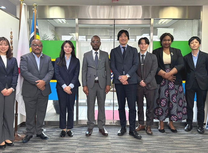 Balozi Anderson Mutatembwa na Ujumbe wa wawakilishi wa Kampuni ya TERUMO ya Japan waliotembelea Ubalozi, tarehe 19 Februari 2026.