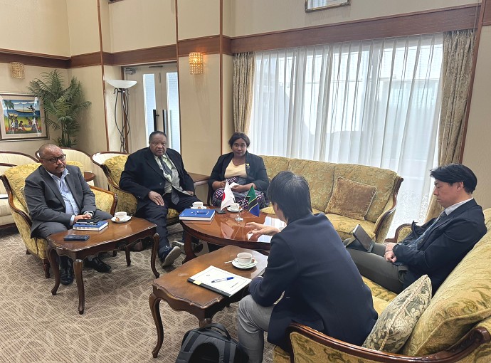 Ubalozi kwenye mkutano na wataalamu wa Tokushukai Medical Group pamoja na JGC Corporation kujadili maendeleo ya Mradi wa Ujenzi wa Kituo cha Kupandikiza Figo unaotekelezwa kwa ubia baina ya Tokushukai Hospitali ya Benjamin Mkapa na Chuo Kikuu cha Dodoma.