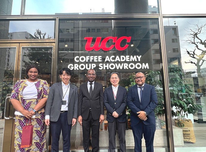Balozi Anderson Mutatembwa alipotembelea Kampuni ya UCC (Ueshima Coffee Company) ya Japan na kufanya mazungumzo na Bw. Ryo Satomi, Afisa Mtendaji Mkuu (Sustainability Management) wa kampuni hiyo.