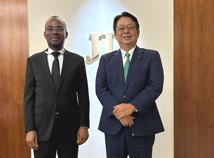 Balozi Anderson Mutatembwa kwenye picha ya pamoja na Bw. Masamichi Terabatake, Makamu Mwenyekiti wa Bodi ya Wakurugenzi wa Kampuni ya Japan Tobacco Inc. (JT) kwenye Makao Makuu ya Kampuni hiyo, jijini Tokyo.