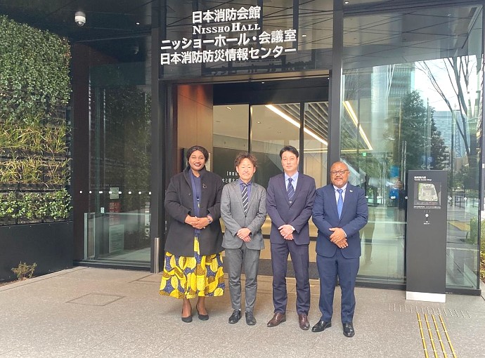 Maafisa Ubalozi, Bi. Edna Dioniz Chuku, Counsellor – Economic Affairs na Bw. Hosea Chikolongo, Mwambata Siasa na Utamaduni, kwenye picha ya pamoja na wawakilishi wa Taasisi ya Zimamoto ya Japan, jijini Tokyo.