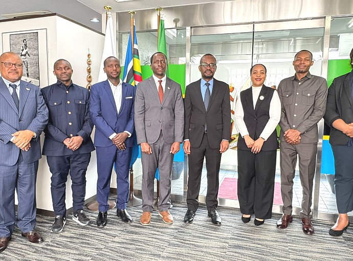 Mheshimiwa Anderson Mutatembwa na Viongozi wa Jumuiya ya Wanafunzi wa Tanzania wanaosoma katika vyuo vikuu mbalimbali nchini Japan (Tanzania Students in Japan - TSJ)