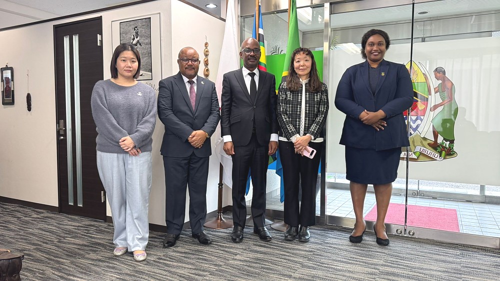 Balozi Anderson Mutatembwa na mwakilishi wa Kampuni ya Chuwa Industries ya Japan, inayojishughulisha na utengenezaji wa mitambo ya kuchoma taka (incinerators), hususan ya uchakataji salama wa taka za hospitalini (medical waste)