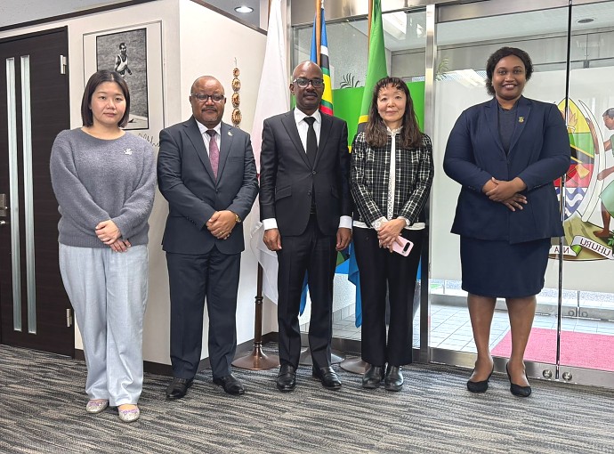 Balozi Anderson Mutatembwa na mwakilishi wa Kampuni ya Chuwa Industries ya Japan, inayojishughulisha na utengenezaji wa mitambo ya kuchoma taka (incinerators), hususan ya uchakataji salama wa taka za hospitalini (medical waste)