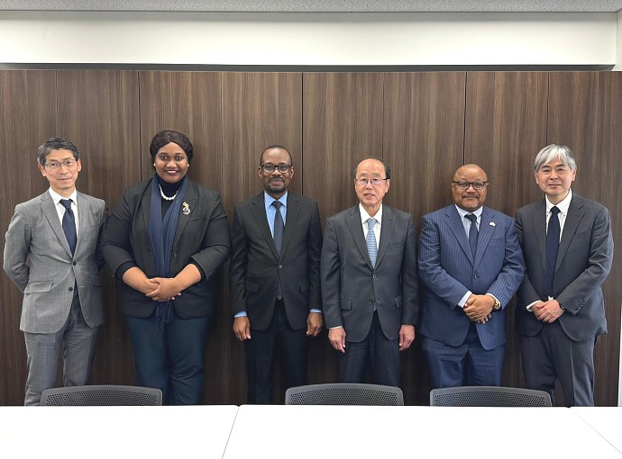Balozi Anderson Mutatembwa alipotembelea Makao Makuu ya Sekretarieti ya Japan International Association for the Industry of Urban Development, Building and Housing (JUBH) na kufanya mazungumzo na Mwenyekiti wake, Bw. Hiroto Izumi, jijini Tokyo.