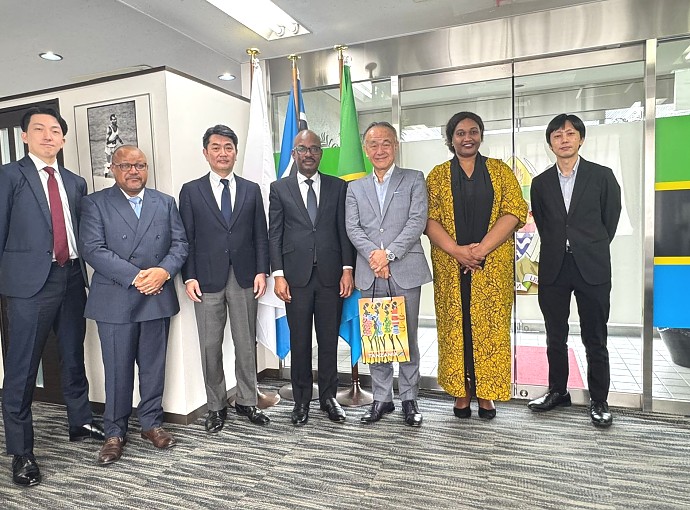 Balozi Anderson Mutatembwa mara baada ya mazungumzo na Bw. Susumu Tsubaki, Afisa Mtendaji Mkuu wa AAIC Holdings Pte. Ltd., kuhusu maendeleo ya uwekezaji wa kampuni yao (TANJA) kwenye sekta ya kilimo nchini Tanzania.