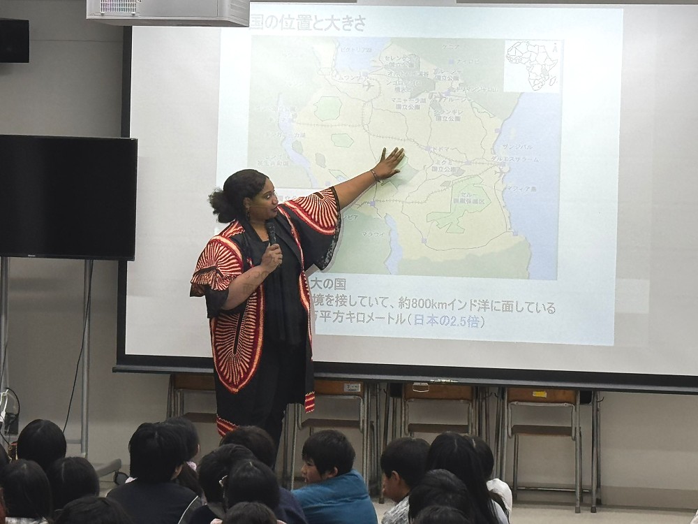 Ms. Edna Dioniz Chuku, the Embassy Counsellor delivered a Tanzania Seminar at Kyodo Elementary School in Tokyo