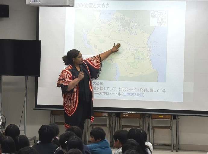 Ms. Edna Dioniz Chuku, the Embassy Counsellor delivered a Tanzania Seminar at Kyodo Elementary School in Tokyo