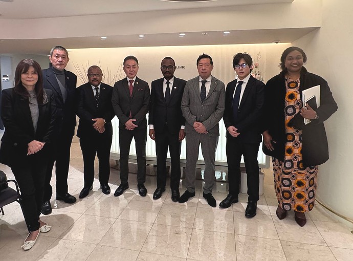 Mheshimiwa Balozi Anderson Mutatembwa kwenye picha ya pamoja wawakilishi wa Kampuni ya Well Medical Group iliyopo jijini Tokyo, Japan