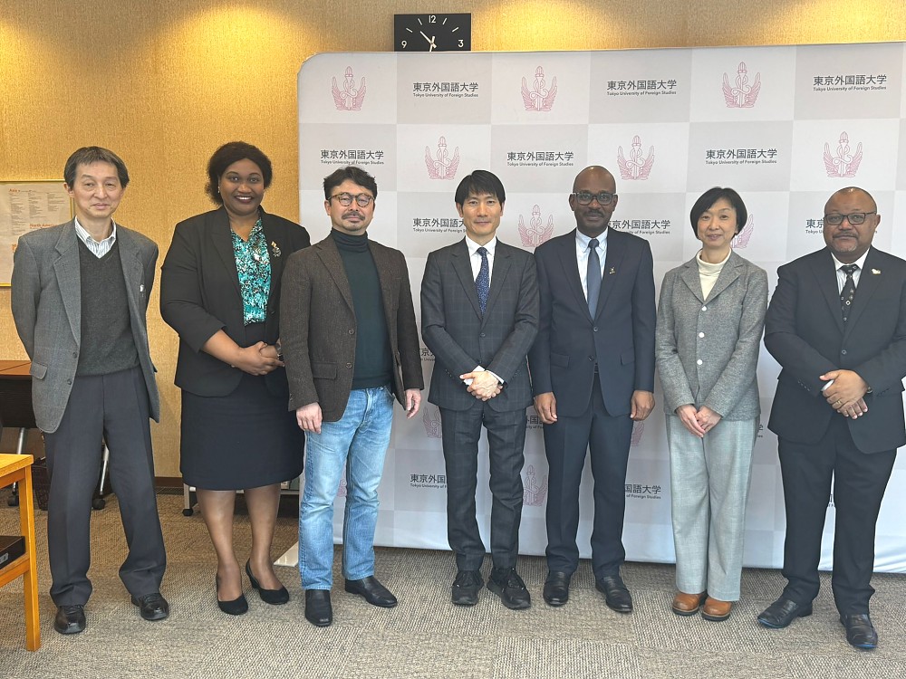 Mheshimiwa Anderson Mutatembwa na Rais wa Chuo Kikuu cha  Tokyo cha Masomo ya Kigeni (University of Foreign Studies -TUFS), Profesa Nobou Haruna pamoja na Ujumbe wao