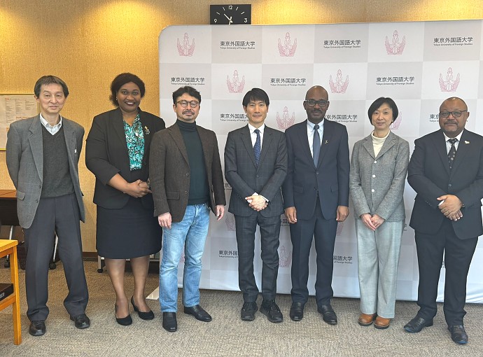 Mheshimiwa Anderson Mutatembwa na Rais wa Chuo Kikuu cha  Tokyo cha Masomo ya Kigeni (University of Foreign Studies -TUFS), Profesa Nobou Haruna pamoja na Ujumbe wao