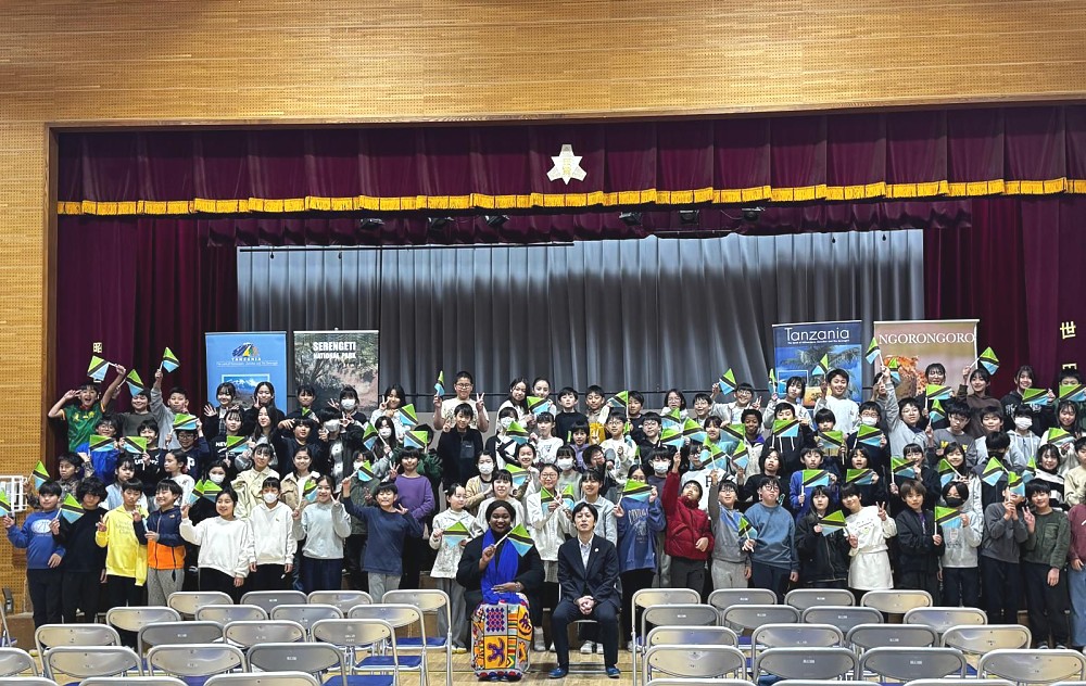 A group photo after giving a seminar on Tanzania to about 100 Grade 4 students at Yoga Elementary School in Tokyo.