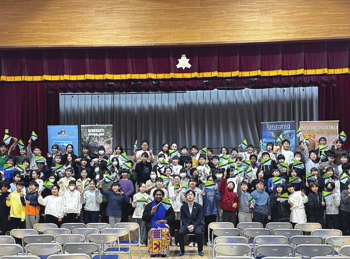 A group photo after giving a seminar on Tanzania to about 100 Grade 4 students at Yoga Elementary School in Tokyo.