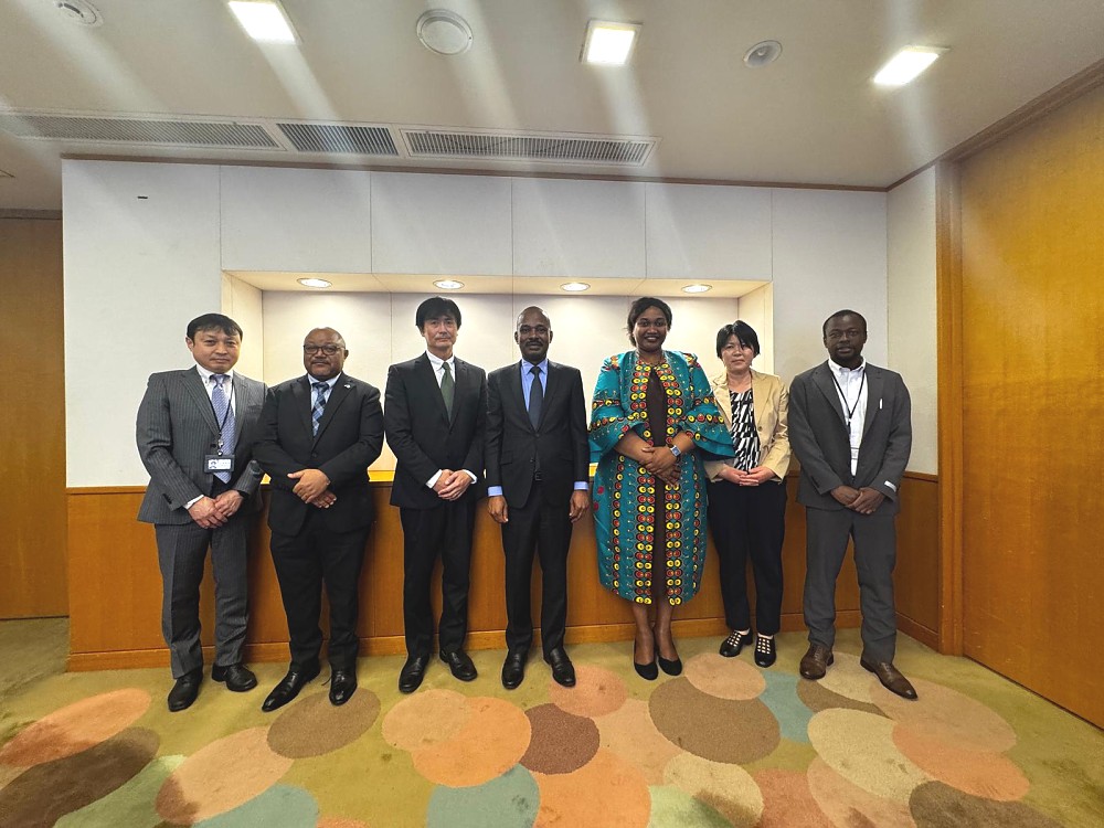 Balozi Anderson Mutatembwa kwenye picha ya pamoja na watendaji wa Shirika la Taifa la Utangazaji la Japan (NHK World) alipotembelea Makao Makuu ya Shirika hilo, jijini Tokyo