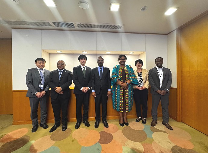 Balozi Anderson Mutatembwa kwenye picha ya pamoja na watendaji wa Shirika la Taifa la Utangazaji la Japan (NHK World) alipotembelea Makao Makuu ya Shirika hilo, jijini Tokyo