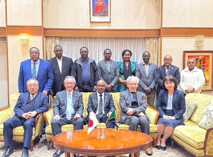 Mheshimiwa Anderson Mutatembwa kwenye picha ya pamoja na Mwenyekiti wa Bodi ya Wakurugenzi wa Taasisi ya Tokushukai Medical Corporation ya Jap, Bw. Higashiue Shinichi, wakurugenzi wa taasisi hiyo, na jopo la madaktari kutoka Tanzania.