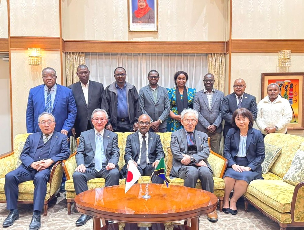 Mheshimiwa Anderson Mutatembwa kwenye picha ya pamoja na Mwenyekiti wa Bodi ya Wakurugenzi wa Taasisi ya Tokushukai Medical Corporation ya Jap, Bw. Higashiue Shinichi, wakurugenzi wa taasisi hiyo, na jopo la madaktari kutoka Tanzania.