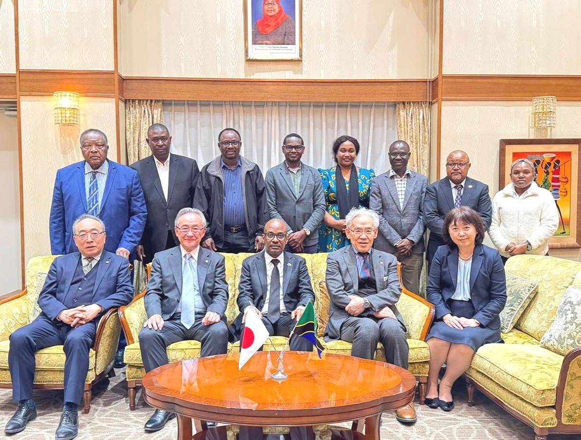 Mheshimiwa Anderson Mutatembwa kwenye picha ya pamoja na Mwenyekiti wa Bodi ya Wakurugenzi wa Taasisi ya Tokushukai Medical Corporation ya Jap, Bw. Higashiue Shinichi, wakurugenzi wa taasisi hiyo, na jopo la madaktari kutoka Tanzania.