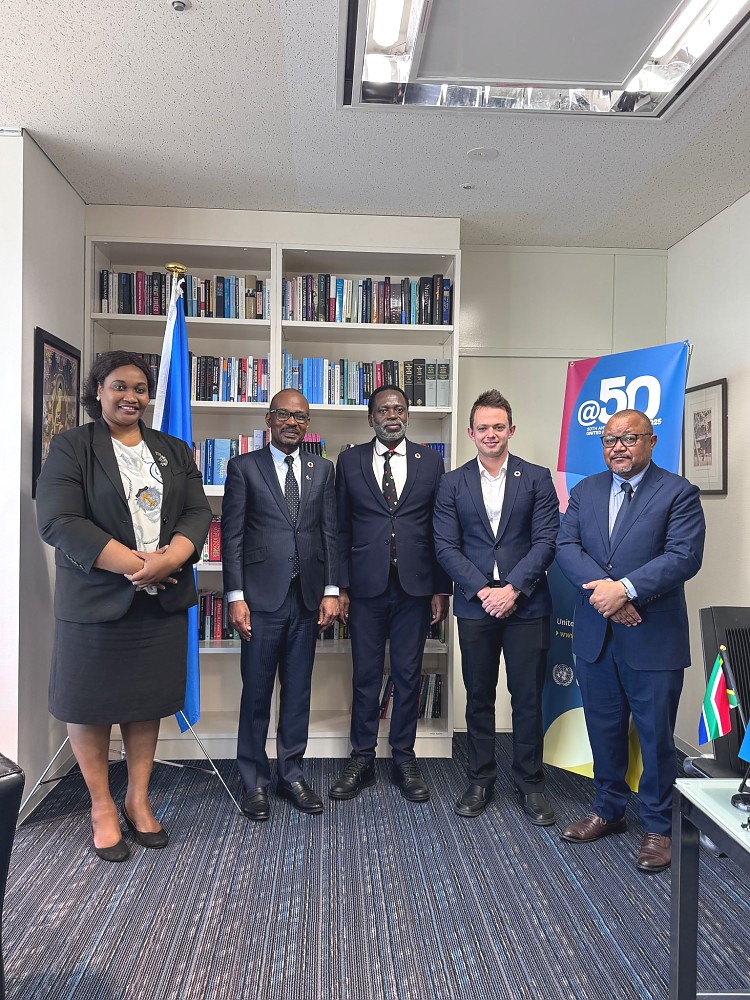 Mhe. Anderson Mutatembwa, alipomtembelea Mkuu wa Chuo Kikuu cha Umoja wa Mataifa (UNU), Prof. Tshilidzi Marwala, kwenye Makao Makuu ya chuo hicho jijini Tokyo.