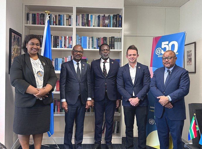 Mhe. Anderson Mutatembwa, alipomtembelea Mkuu wa Chuo Kikuu cha Umoja wa Mataifa (UNU), Prof. Tshilidzi Marwala, kwenye Makao Makuu ya chuo hicho jijini Tokyo.