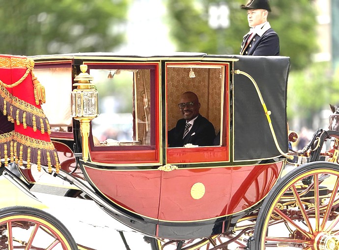 Mheshimiwa Anderson Gukwi Mutatembwa, Balozi wa Jamhuri ya Muungano wa Tanzania nchini Japan, akielekea kuwasilisha Hati za Utambulisho (Letter of Credence) kwa Mfalme wa Japan, Naruhito, katika hafla ya kifalme iliyofanyika Ikulu ya Kifalme jijini Tokyo