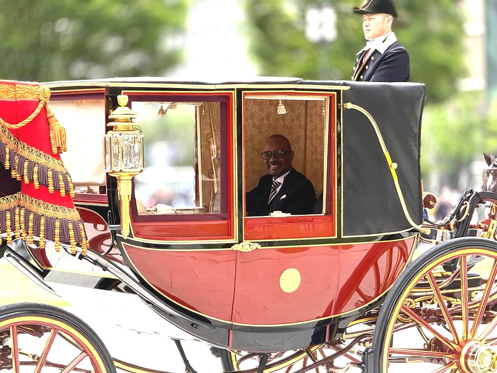 Mheshimiwa Anderson Gukwi Mutatembwa, Balozi wa Jamhuri ya Muungano wa Tanzania nchini Japan, akielekea kuwasilisha Hati za Utambulisho (Letter of Credence) kwa Mfalme wa Japan, Naruhito, katika hafla ya kifalme iliyofanyika Ikulu ya Kifalme jijini Tokyo
