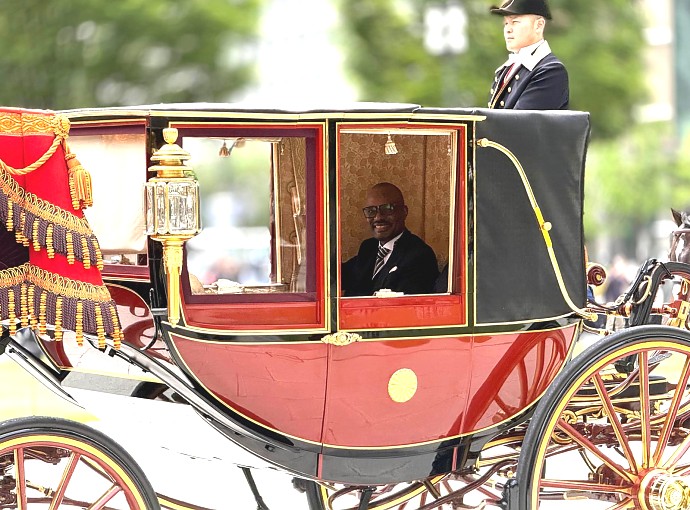 Mheshimiwa Anderson Gukwi Mutatembwa, Balozi wa Jamhuri ya Muungano wa Tanzania nchini Japan, akielekea kuwasilisha Hati za Utambulisho (Letter of Credence) kwa Mfalme wa Japan, Naruhito, katika hafla ya kifalme iliyofanyika Ikulu ya Kifalme jijini Tokyo