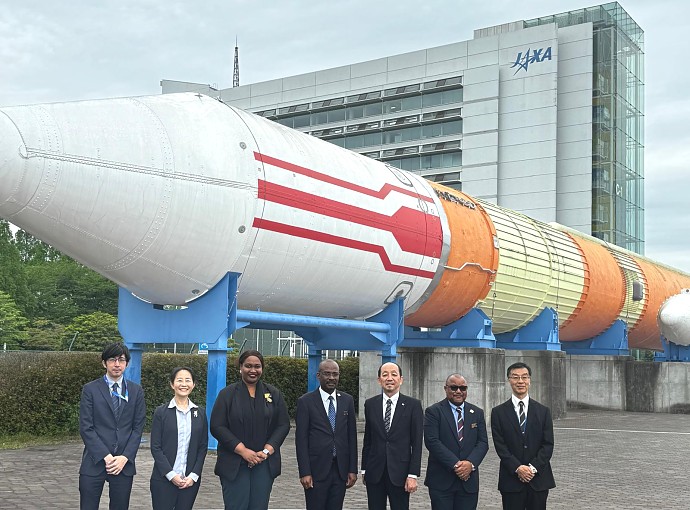 Balozi wa Jamhuri ya Muungano wa Tanzania nchini Japan, Mheshimiwa Anderson Mutatembwa, alipofanya ziara kwenye Taasisi ya Utafiti wa Anga za Juu ya Japan, (Japan Aerospace Exploration Agency - JAXA).