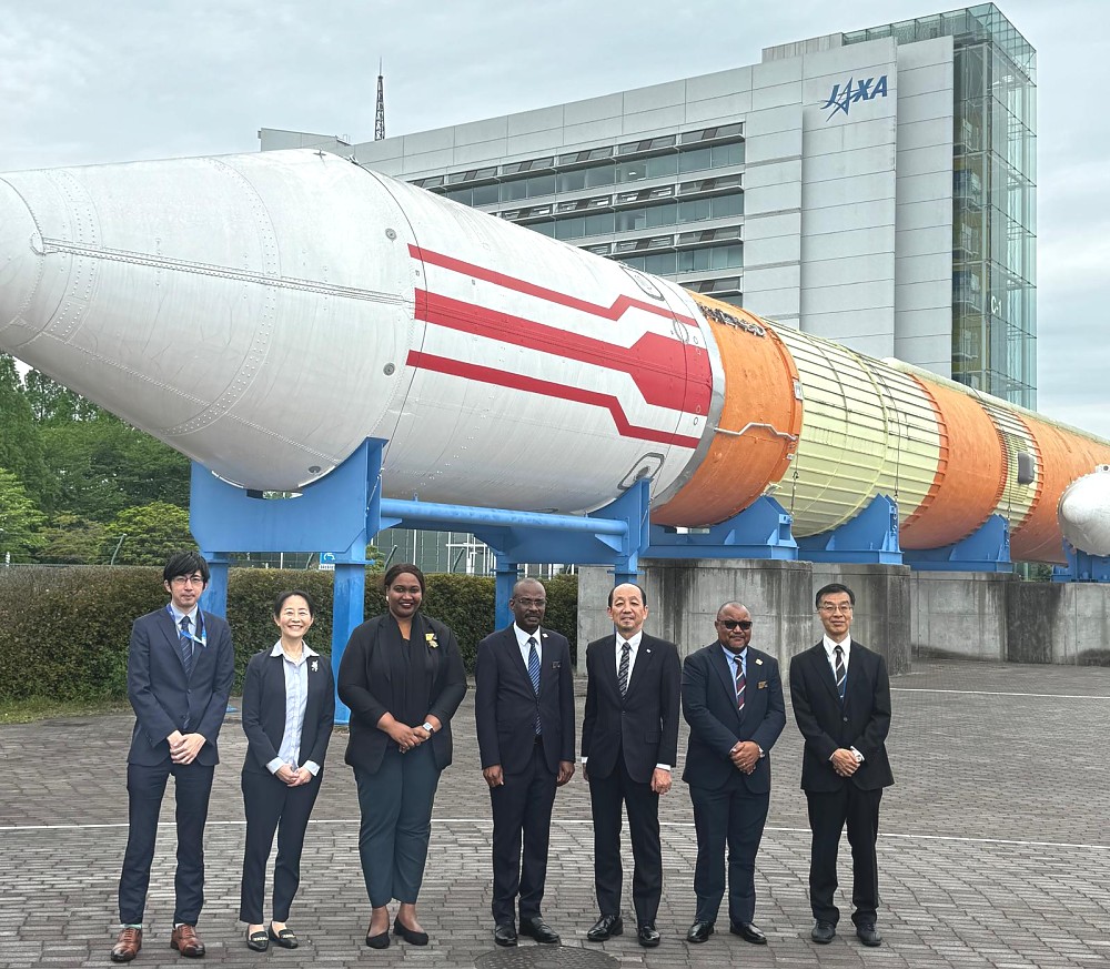 Balozi wa Jamhuri ya Muungano wa Tanzania nchini Japan, Mheshimiwa Anderson Mutatembwa, alipofanya ziara kwenye Taasisi ya Utafiti wa Anga za Juu ya Japan, (Japan Aerospace Exploration Agency - JAXA).