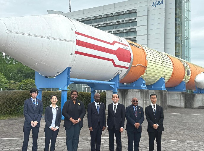 Balozi wa Jamhuri ya Muungano wa Tanzania nchini Japan, Mheshimiwa Anderson Mutatembwa, alipofanya ziara kwenye Taasisi ya Utafiti wa Anga za Juu ya Japan, (Japan Aerospace Exploration Agency - JAXA).