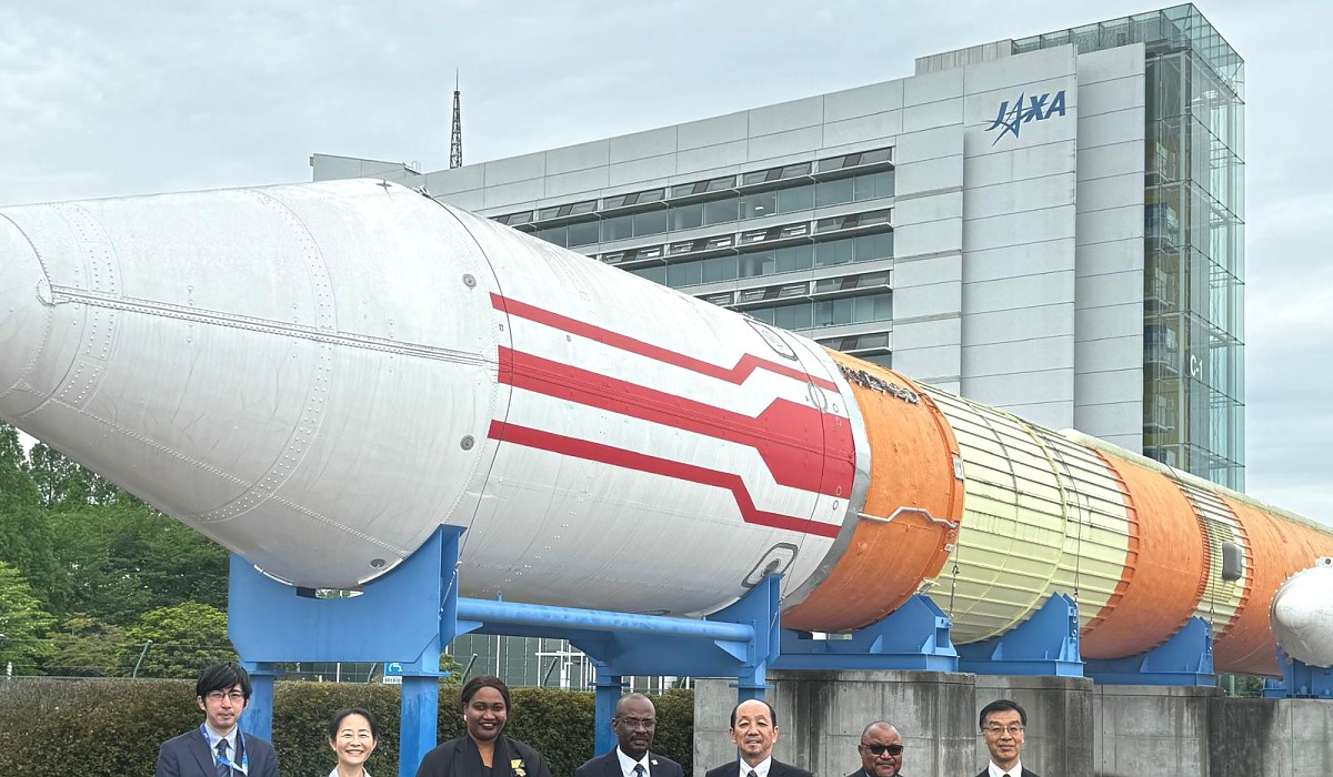 Balozi wa Jamhuri ya Muungano wa Tanzania nchini Japan, Mheshimiwa Anderson Mutatembwa, alipofanya ziara kwenye Taasisi ya Utafiti wa Anga za Juu ya Japan, (Japan Aerospace Exploration Agency - JAXA).
