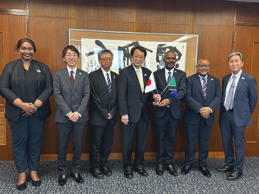 Mheshimiwa Anderson Mutatembwa, Balozi wa Jamhuri ya Muungano wa Tanzania nchini Japan, alipokutana na kufanya mazungumzo na Rais wa University of Tsukuba, Dkt. Kyosuke Nagata.