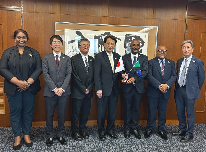 Mheshimiwa Anderson Mutatembwa, Balozi wa Jamhuri ya Muungano wa Tanzania nchini Japan, alipokutana na kufanya mazungumzo na Rais wa University of Tsukuba, Dkt. Kyosuke Nagata.