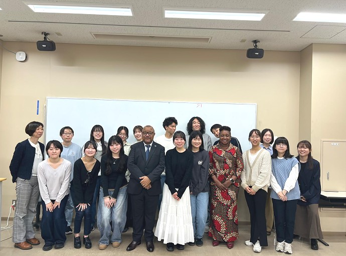 Semina kuhusu Tanzania katika Chuo Kikuu cha Masomo ya Kigeni cha Tokyo - Tokyo University of Foreign Studies (TUFS), iliyotolewa na Maafisa Ubalozi